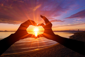 手のハートと太陽