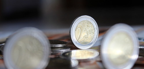Monete da 2 euro e banconote - ricchezza

