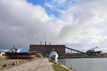Fototapeta na wymiar Kraftwerk und Hafen in Peenemünde 