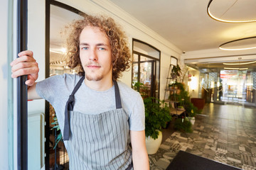 Mann als Florist in der Ausbildung oder Aushilfe