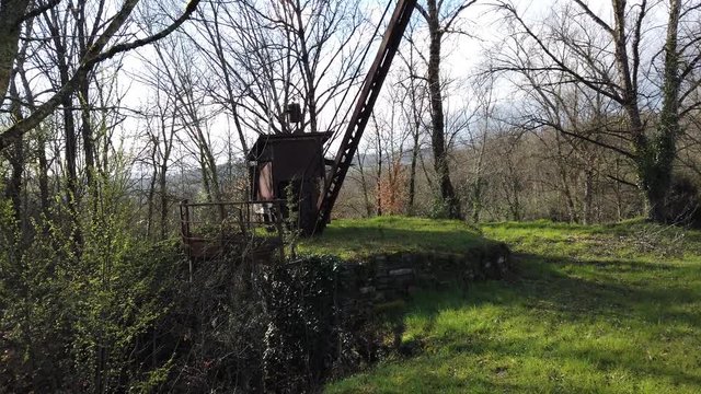 Allassac (Corr&egrave;ze, France) - Les ardoisi&egrave;res - Ancienne grue dominant un puits pour l'exploitation du schiste