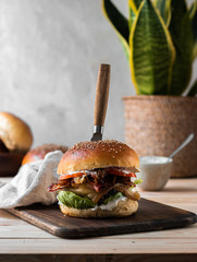 Burger savoyard, bacon, fromage à raclette 