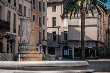 Fototapeta na wymiar Place du marché à Nîmes