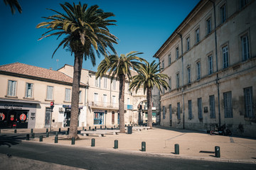 Fototapeta na wymiar Place Moncalm et Porte Auguste à Nîmes