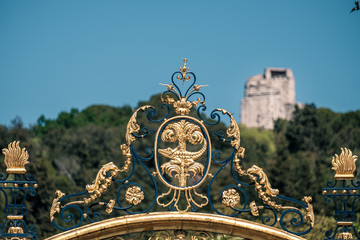 Emblème de Nîmes et Tour Magne