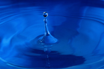 Fototapeta na wymiar Close up on water drop crown From the water pattern beautiful Art blue Reflection Backdrop Texture