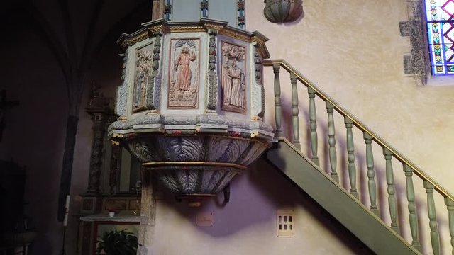 Allassac (Corr&egrave;ze, France) - Vue int&eacute;rieure de l'&eacute;glise de la D&eacute;collation de Saint Jean Baptiste - Chaire et lutrin
