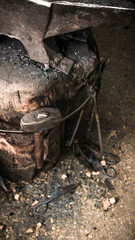 Fototapeta na wymiar Yunque, martillo y mas herramientas sobre tronco de madera en una vieja herrería. 
