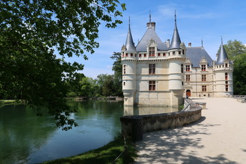 Fototapeta na wymiar Châteaux de la loire, château d'Azay-le-Rideau au bord de l'eau (France)