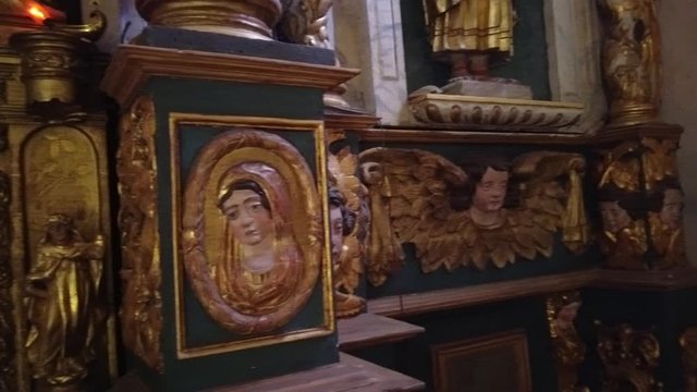 Allassac (Corr&egrave;ze, France) - Vue int&eacute;rieure de l'&eacute;glise de la D&eacute;collation de Saint Jean Baptiste - D&eacute;tail du retable polychrome