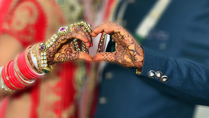Fototapeta premium Indian bride and groom hand in traditional clothing
