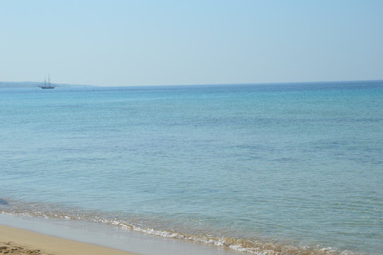 Barca nel mare - Pescoluse, Salento, Puglia, Italia - 24 giugno 2016. Mare cristallino e spiaggia di sabbia fine dorata, questo &egrave; il mare del Salento, chiamato anche le "Maldive del Salento"