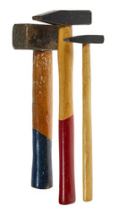 Mehrere gebrauchte Hämmer vor weißem Hintergrund.