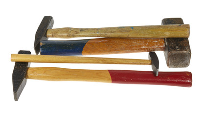 Mehrere gebrauchte Hämmer vor weißem Hintergrund.