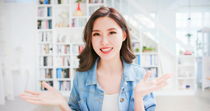 woman introduce about herself