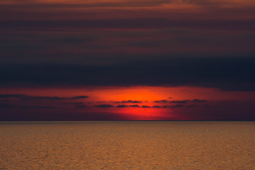 静かな海の夕暮れ