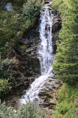 Wasserfall in den Bergen 