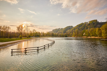 Fototapeta premium Marktler Badesee, Kinderbereich, Absperrung, Marktl, Marktl am Inn, Landkreis Altötting, Freizeit, Erholung, Oberbayern, Bayern, Deutschland, Natur, Wasser, See