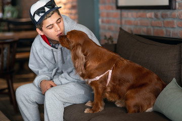 Pet Love:A man who gets a kiss from his dog