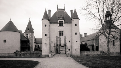 Château de Chamerolles, vue de l'extérieur, noir et blanc