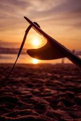 Silueta de una tabla de surf durante la puesta de sol en la playa de Francia. 