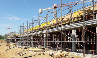 Lavori in corso nel cantiere edile in primavera - ripresa delle attività