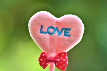 messaggio di testo di amore e pace su un cuore