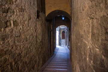 Fototapeta na wymiar ìnarrow alleyway through walls in Perugia, Italy