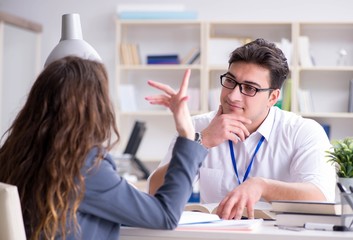 Obraz premium Sales assistant discussing transaction with customer