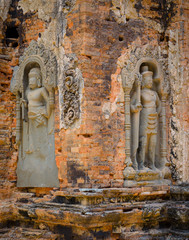 Obraz premium Detail of niche bas relief with male warrior sculpture decorating the walls of Preah Ko ancient hindu temple in Angkor Wat Unesco site, Siem Reap, Cambodia