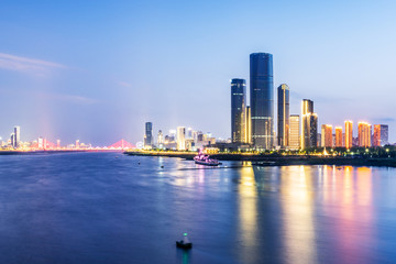 Naklejka premium panoramę hongkongu w nocy