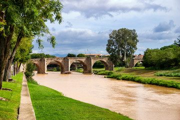 Fototapeta na wymiar The Le Pont Vieux bridge over the Aude river in Carcassonne France