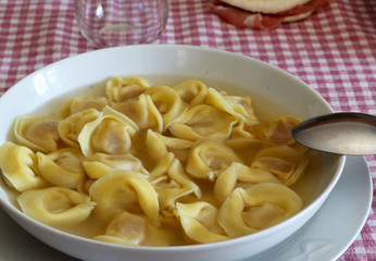 Cibo italiano. Cappelletti in brodo di gallina. Piatto tipico della regione Emilia Romagna Italia.