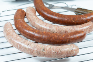 plusieurs merguez et saucisses sur un fond blanc