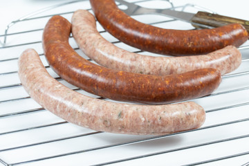 plusieurs merguez et saucisses sur un fond blanc