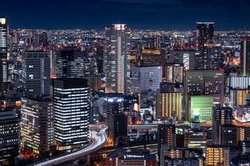 Naklejka premium Nocny widok na panoramę miasta Osaka