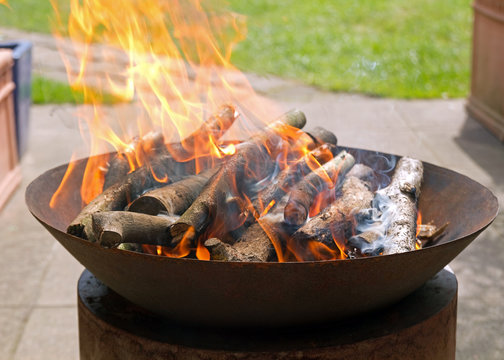 Feuerschale mit brennenden Holz
