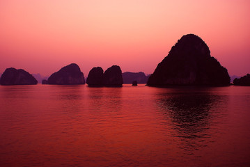 Fototapeta na wymiar Wonderfull sunset in Ha Long Bay Vietnam with purple sky