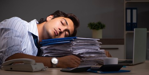 Obraz premium Young financial manager working late at night in office