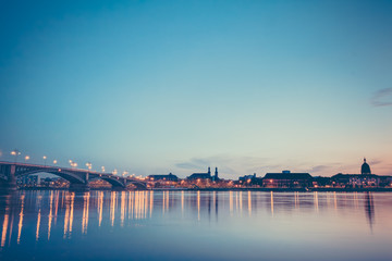 Die Theodor-Heuss-Br&uuml;cke in Mainz bei Sonnenuntergang im Vintage-Look