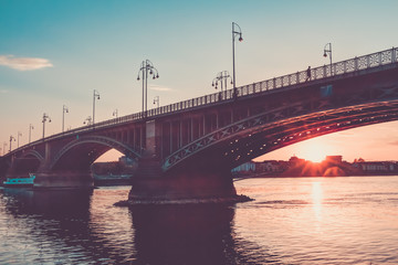 Fototapeta na wymiar Die Theodor-Heuss-Brücke in Mainz bei Sonnenuntergang im Vintage-Look