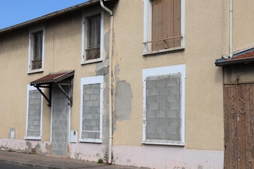 Fenêtres murées d'une maison destinée à la démolition - Ville de Corbas - Département du Rhône - France