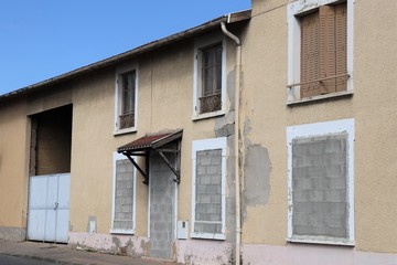 Fototapeta na wymiar Fenêtres murées d'une maison destinée à la démolition - Ville de Corbas - Département du Rhône - France