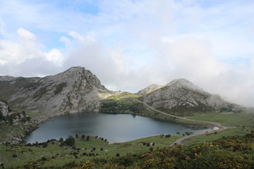 LAGO ENOL PICOS DE EUROPA LAGOS DE COVADONGA EN ASTURIAS ESPAÑA 