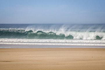 Belle vague sur  l'océan en été 