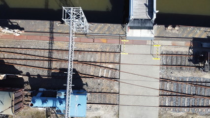 Bahngleise neben der Elbe