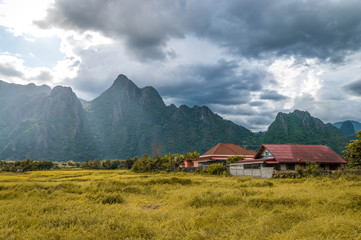 bonito paisaje con una casa  al atardecer