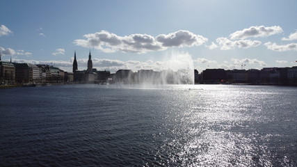 Luftaufnahme der Hamburger Binnenalster mit Alsterfont&auml;ne 