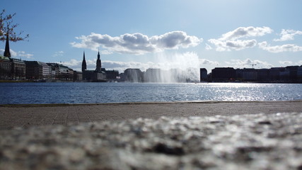 Luftaufnahme der Hamburger Binnenalster mit Alsterfont&auml;ne 