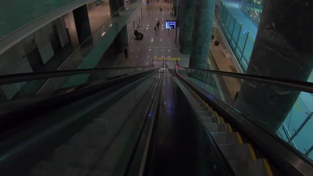 to go down with escalator at adnan menderes airport 100fps